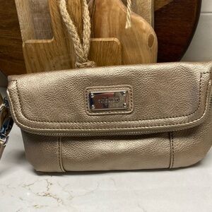 Nine West EUC gold metallic wristlet/clutch   8 1/2x5”